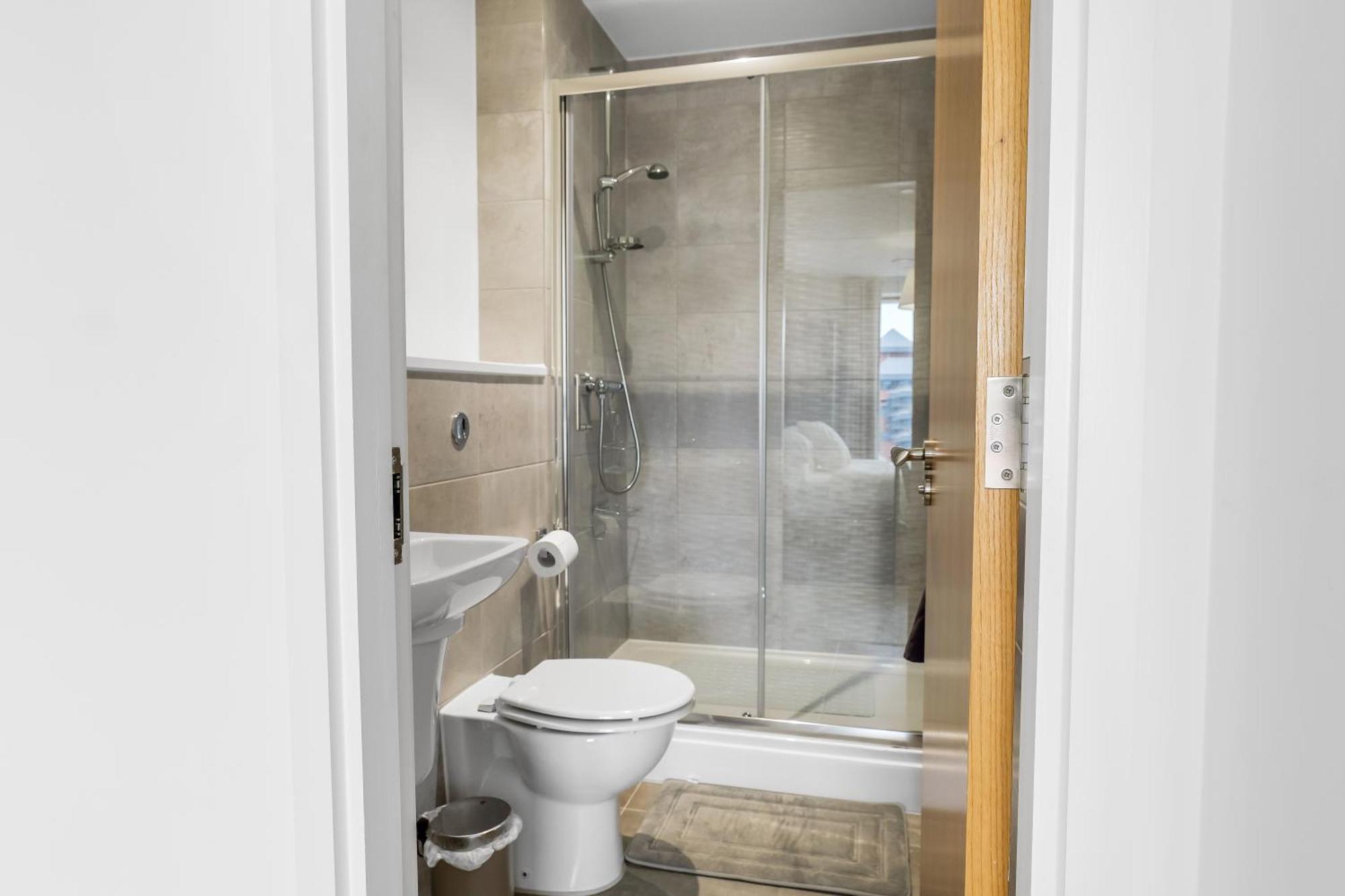 High Rise 2 Bedroom & 2 Bath Apartment With Parking, Balcony & Amazing View 맨체스터 외부 사진