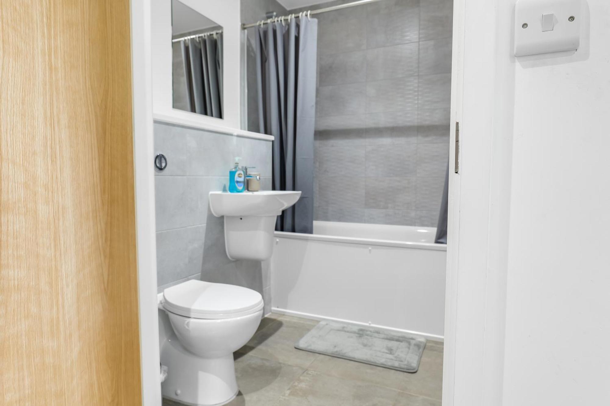 High Rise 2 Bedroom & 2 Bath Apartment With Parking, Balcony & Amazing View 맨체스터 외부 사진