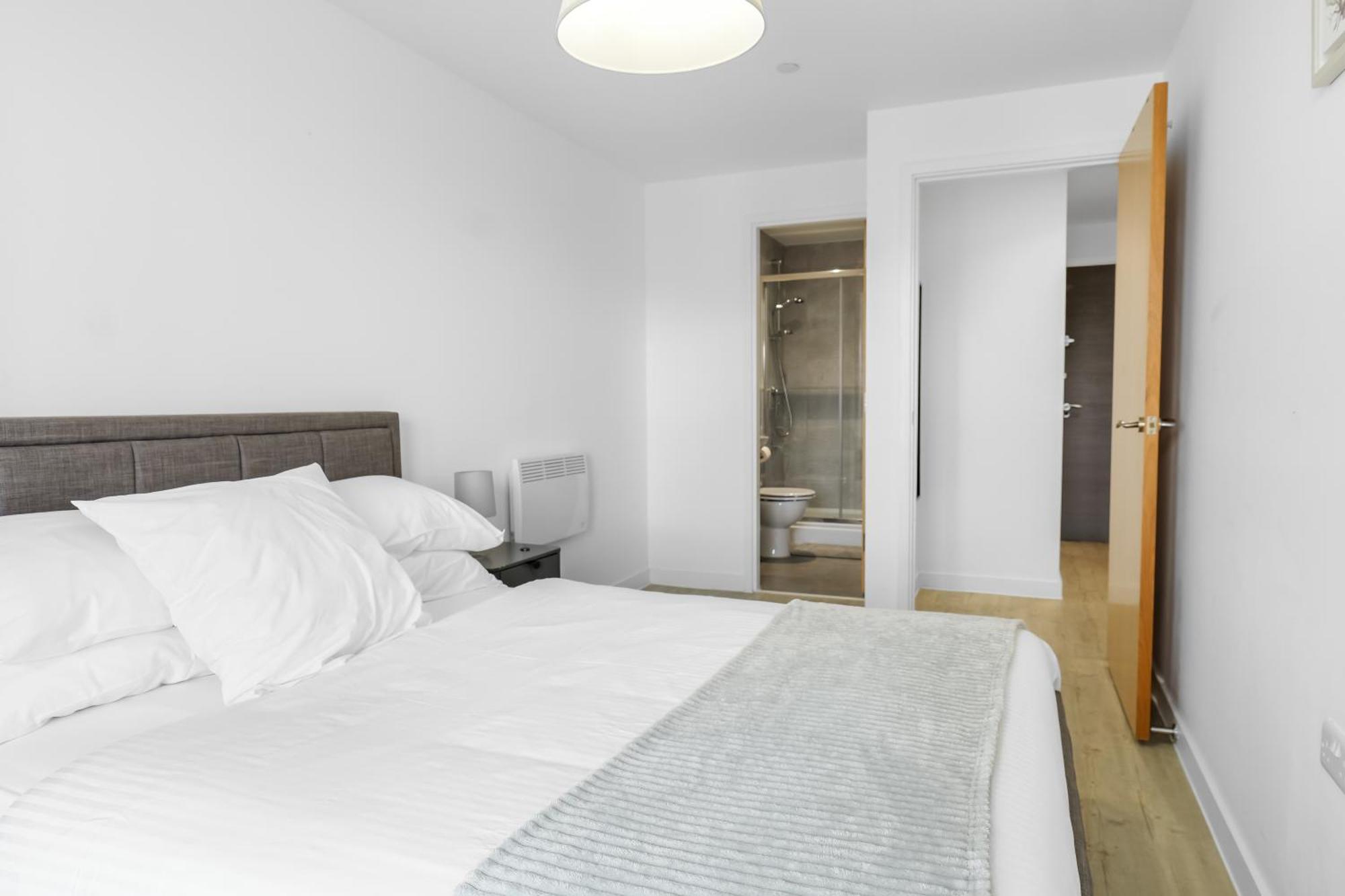 High Rise 2 Bedroom & 2 Bath Apartment With Parking, Balcony & Amazing View 맨체스터 외부 사진