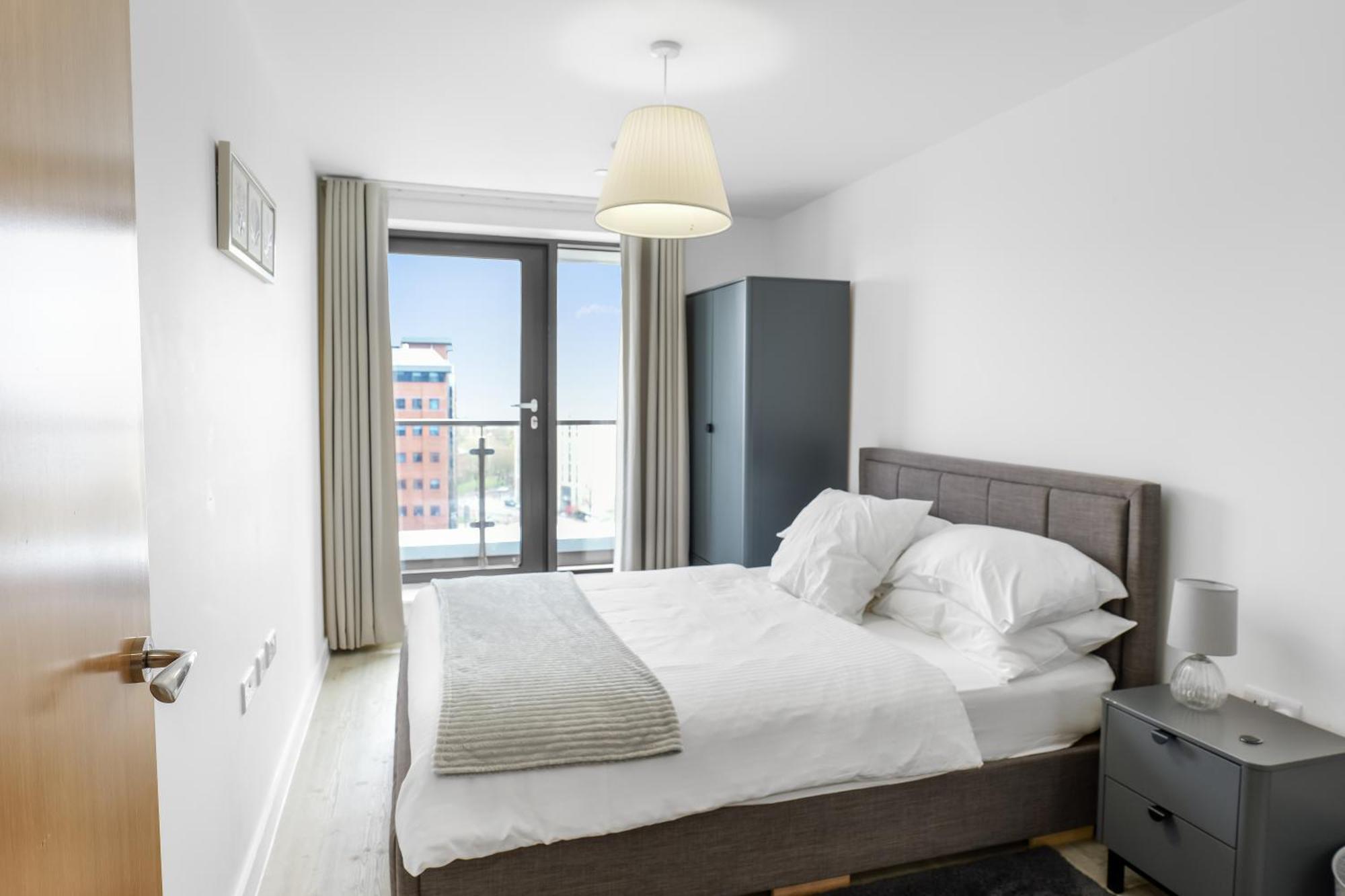 High Rise 2 Bedroom & 2 Bath Apartment With Parking, Balcony & Amazing View 맨체스터 외부 사진